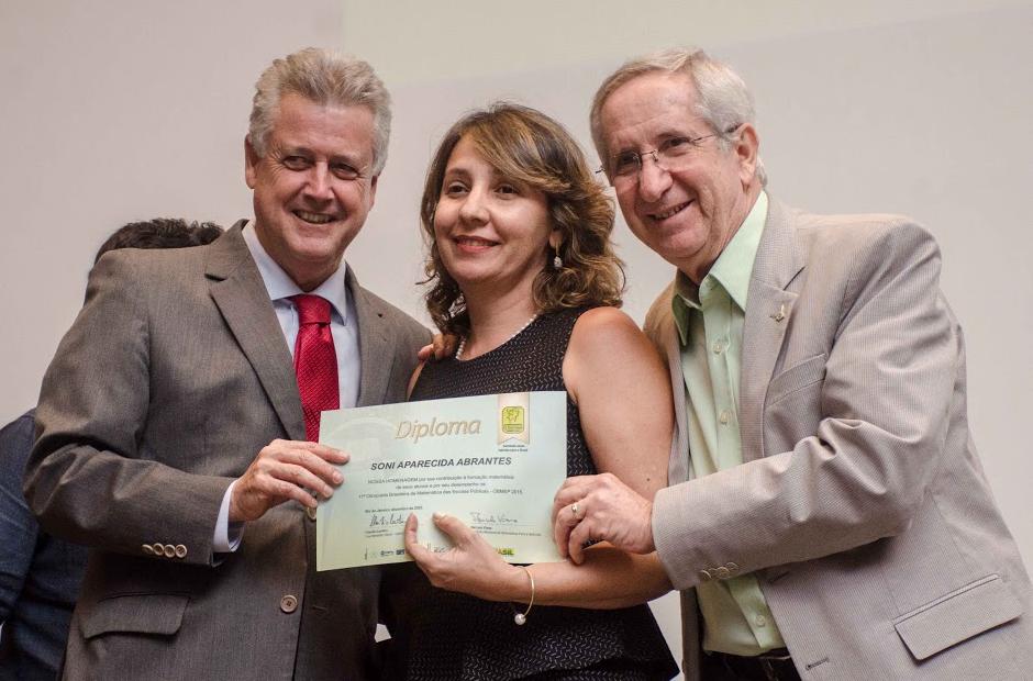 Professora Condecorada com Diploma pelo Desempenho de seus Alunos na OBMEP 2015