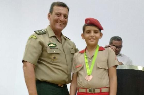 Medalhista de Bronze acompanhado do Coronel Garcia (Colégio Militar de Manaus - CMM)
