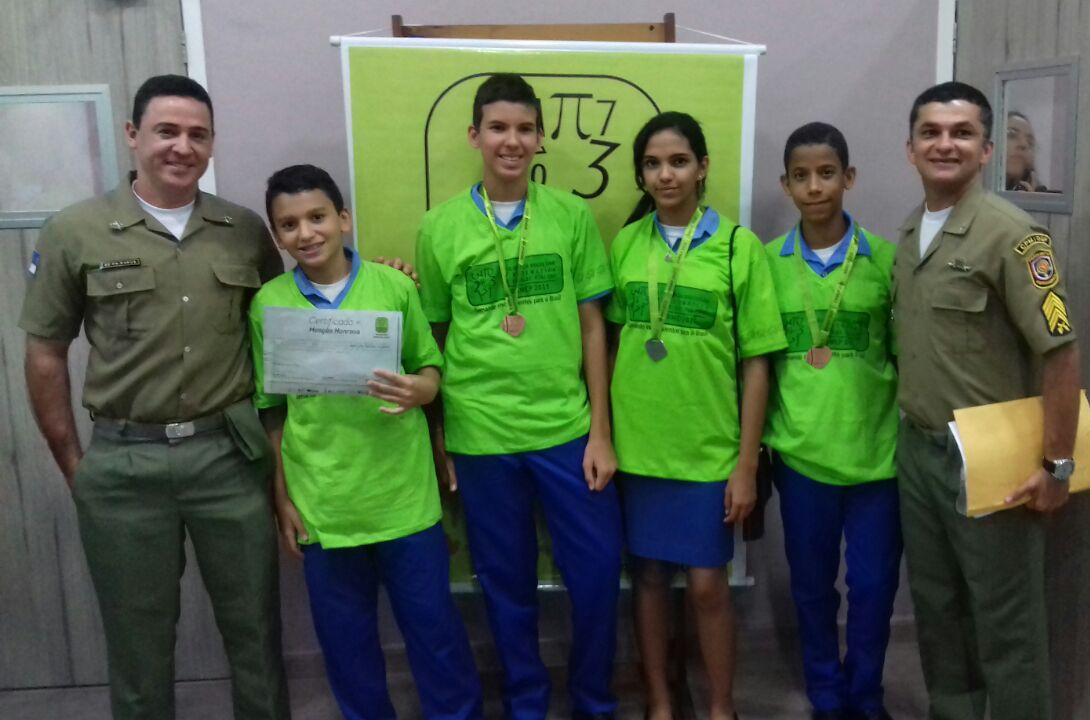 Medalhistas de Ouro, Prata e Bronze acompanhados de Representantes do Colégio da Polícia Militar de Pernambuco