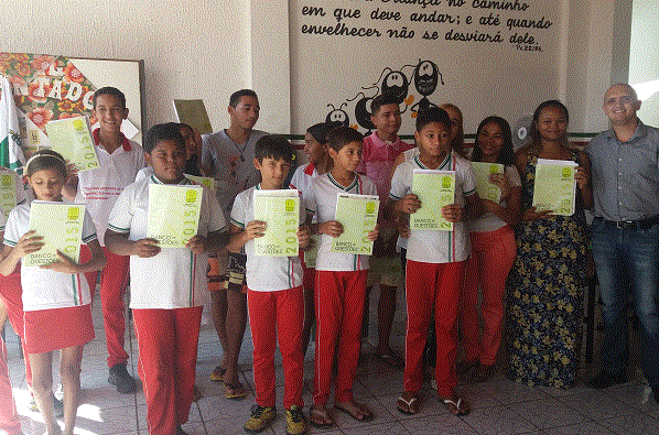 Alunos da Escola José Queiroz recebendo Banco de Questões da OBMEP