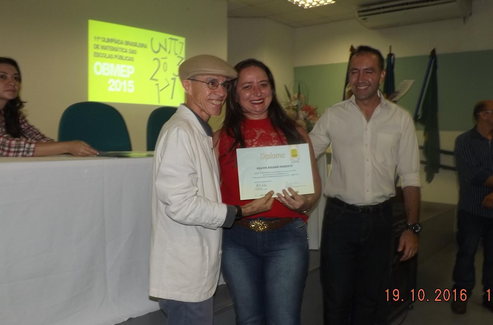 Professora Premiada sendo Homenageada em Cerimônia Regional de Premiação