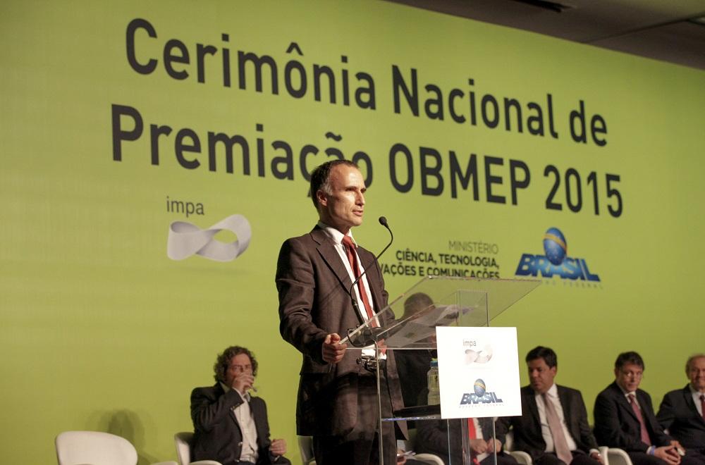 Prof. Claudio Landim fala aos presentes sobre os projetos da OBMEP.