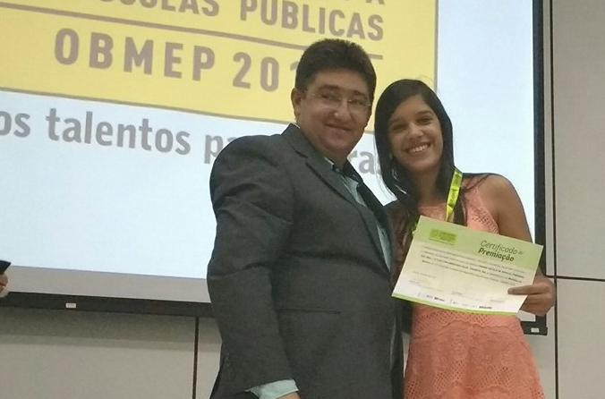 Aluna Premiada na OBMEP 2015 recebe Medalha e Certificado de Premiação
