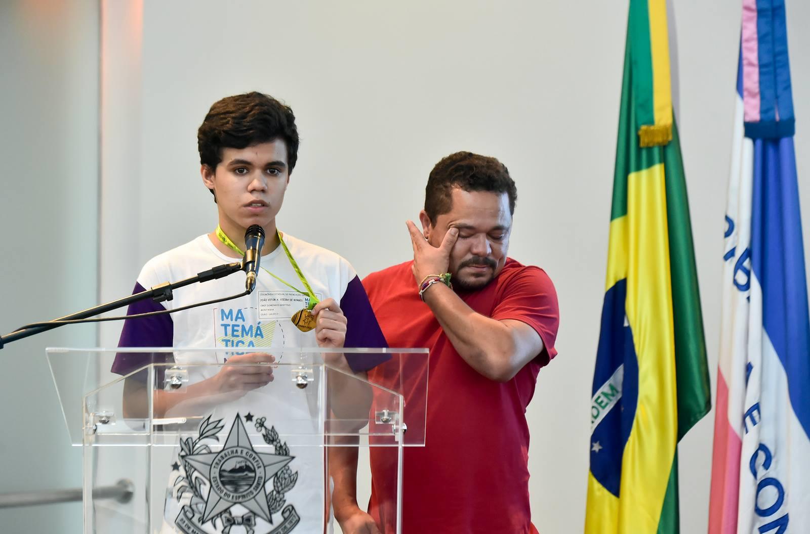 Pai de Aluno Medalhista de Ouro emociona os Presentes com Discurso de Incentivo à Participação na OBMEP  (Fotos: Leonardo Duarte/Secom-ES)