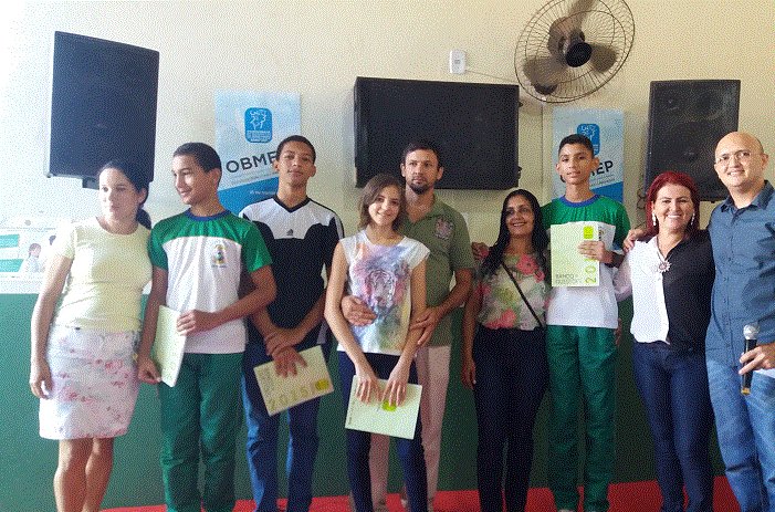 Alunos premiados na OBMEP 2016 da Escola Municipal Santos Dumont em Imperatriz com pais e diretora.