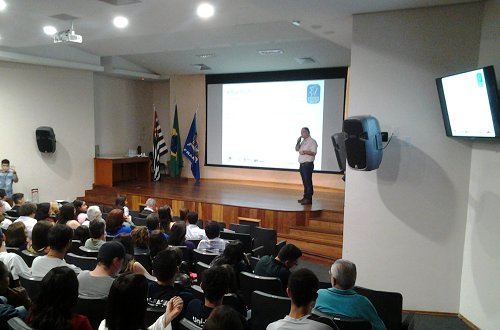 Professor Doutor Tomas Edson Barros - Departamento de Matemática da Universidade Federal de São Carlos