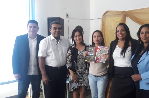 Escola Municipalizada Professor Roberto Santos recebendo seu Kit Didático