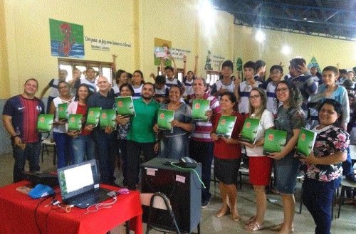 Secretário Municipal de Educação, Odair Maciel, a diretora da Unidade Integrada Maria Lenir Araujo Meneses, professores e alunos, recebem material da OBMEP.