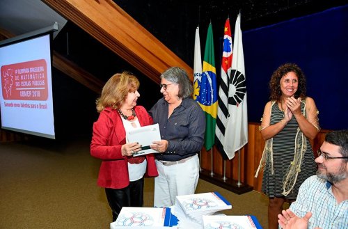 A vice-reitora Teresa Atvars participa da entrega de prêmios para escolas e professores