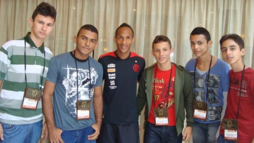 Grupo de medalhistas da OBMEP, em 2012, encontra jogadores do Flamengo, no Rio de Janeiro.