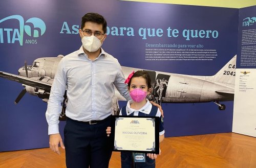 A estudante Nicole Oliveira foi a primeira a receber o certificado de Sócia-Mirim da AEITA