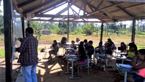 Professor Manoel Messias dá aula em escola indígena 