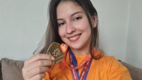 Vanessa com as medalhas da OBMEP