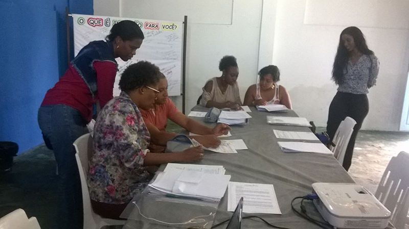 Reunião realizada na cidade de Aramari: professores de matemática utilizando o material do Encontro