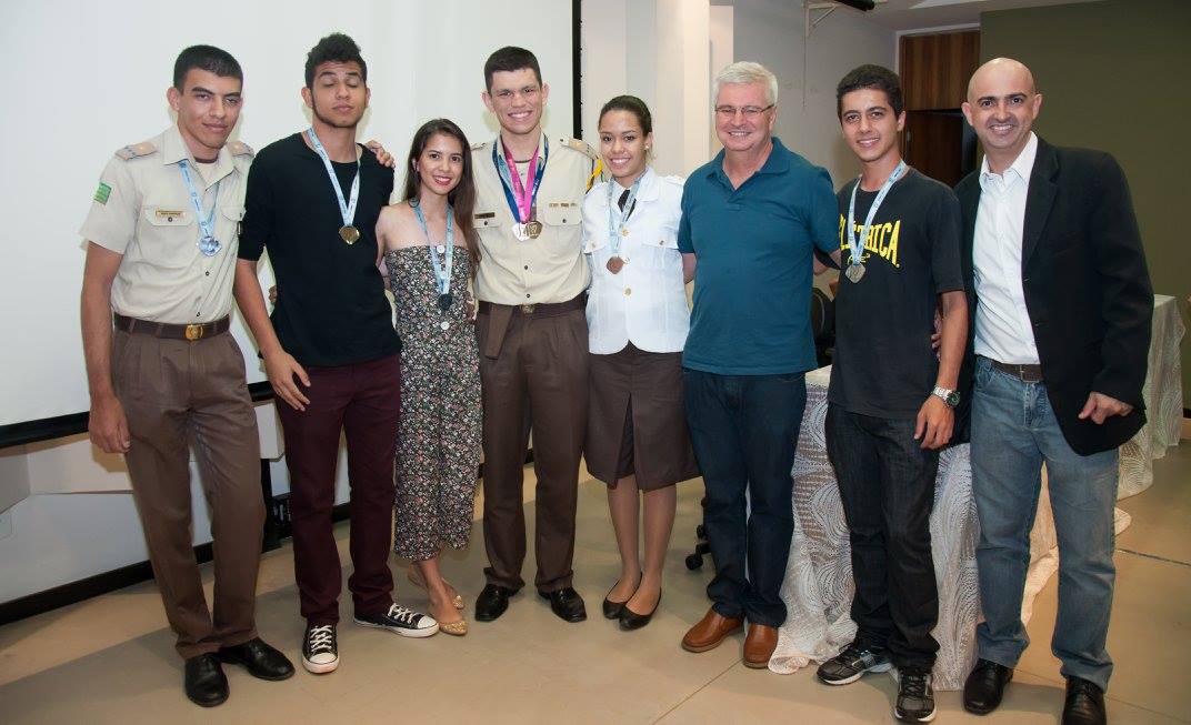 O Coordenador Regional da Obmep, Prof. Max Valério Lemes e o Coordenador Regional do PIC,  Prof.  José Hilário da Cruz, com alguns dos medalhistas da Obmep 2014.