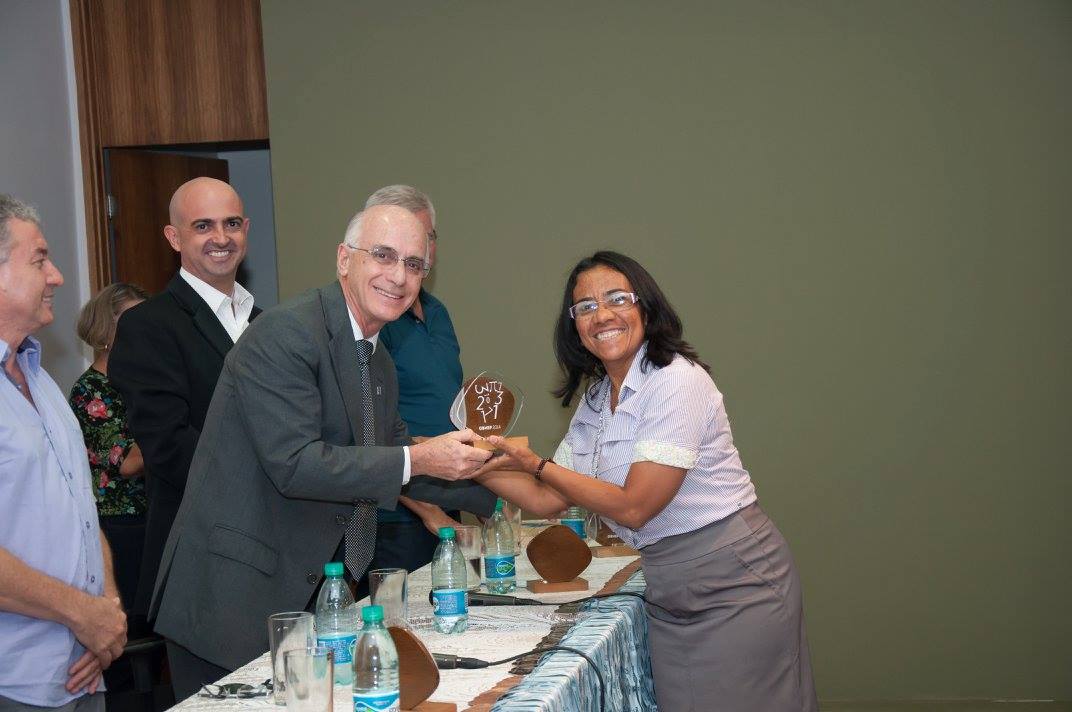 A Srª. Luzinaide Lial César - Irmã Bia - Diretora do Col Est. Jales Machado- escola premiada com Troféu -   recebendo os cumprimentos do Magnífico Reitor Prof.  Orlando Afonso Valle do Amaral.