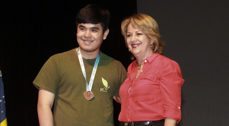 Profa. Helena Bomeny, Secretária Municipal de Educação da Cidade do Rio de Janeiro, com aluno premiado.