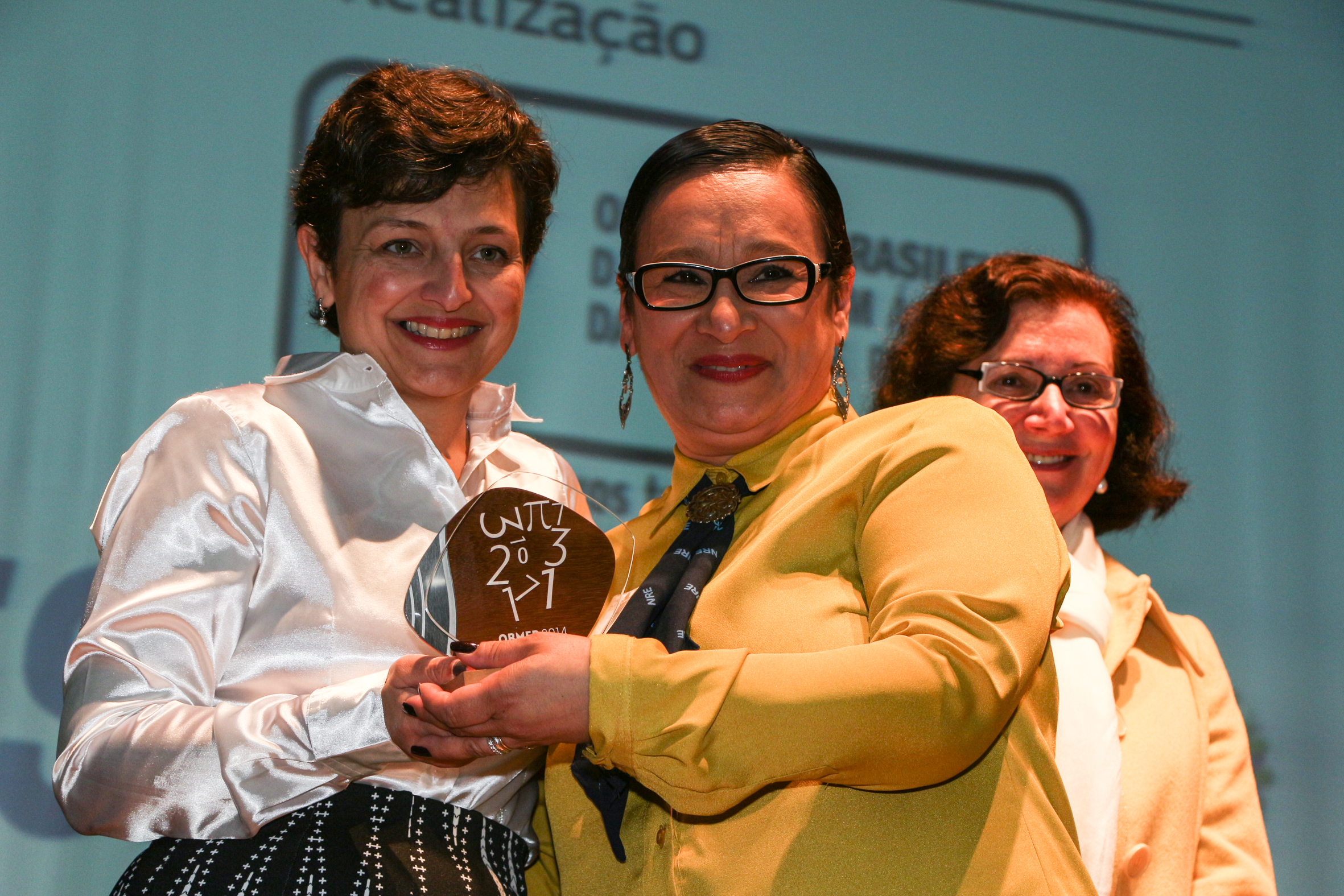 Entrega do Troféu a Representante da E. E. Medalha Milagrosa - Tec. Reg.de Ponta Grossa Sandra