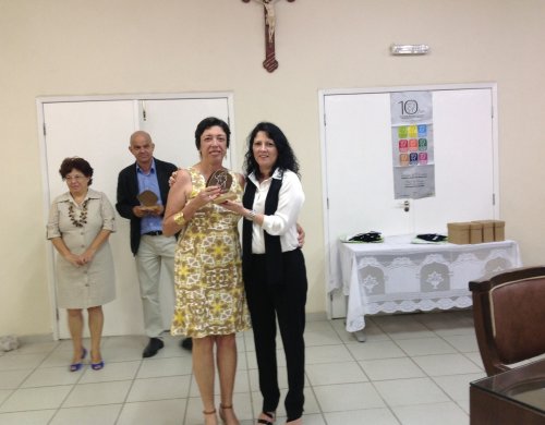 Entrega de troféu à direção de escola premiada - Ubá