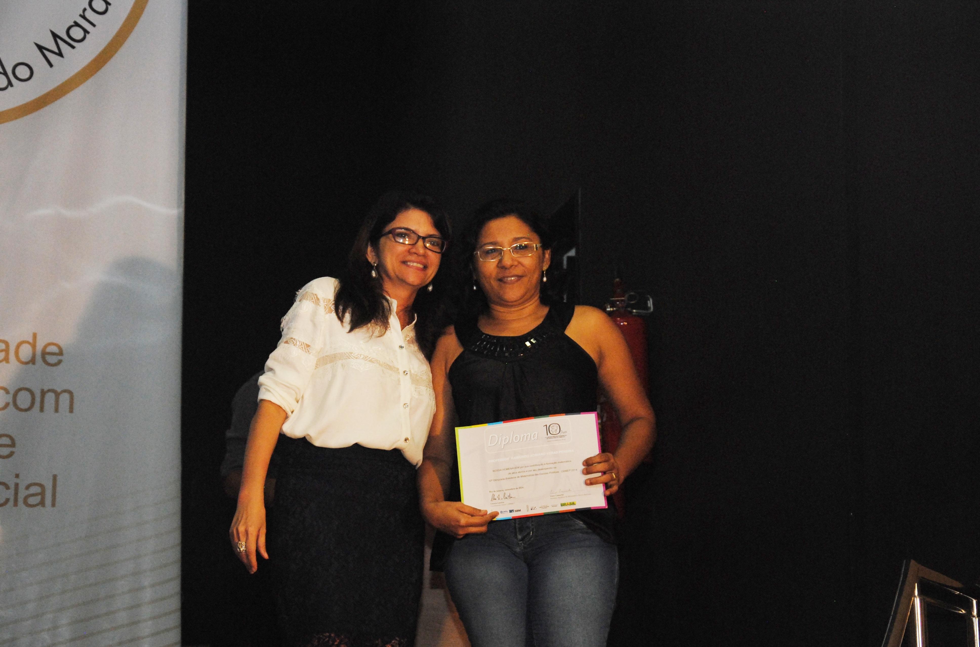 Profa. Valdiane  Araujo, Coordenadora da OBMEP-MA01,  entrega Diploma para a professora premiada.