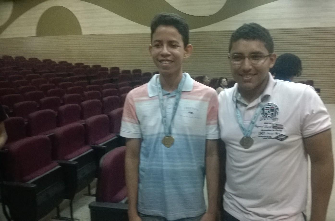 Os alunosThiago Pinheiro (medalhista de ouro) e Rodrigo S. Carvalho (medalhista de Prata).