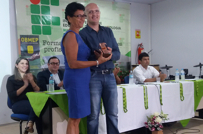 Representante do Colégio João Silva de Imperatriz-MA recebe troféu da OBMEP.