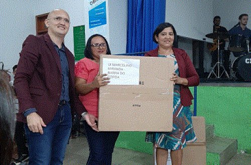 UI Marcelino Miranda da Cidade de Barra do Corda recebendo kit de material didático