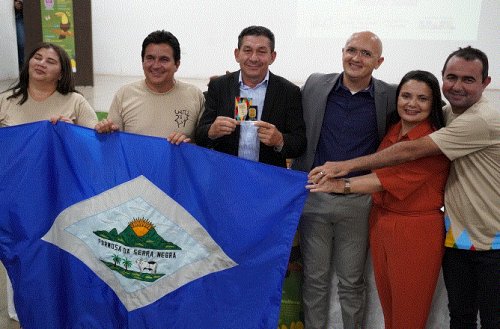 Secretaria de Formosa da Serra Negra recebendo troféu da 17ª OBMEP
