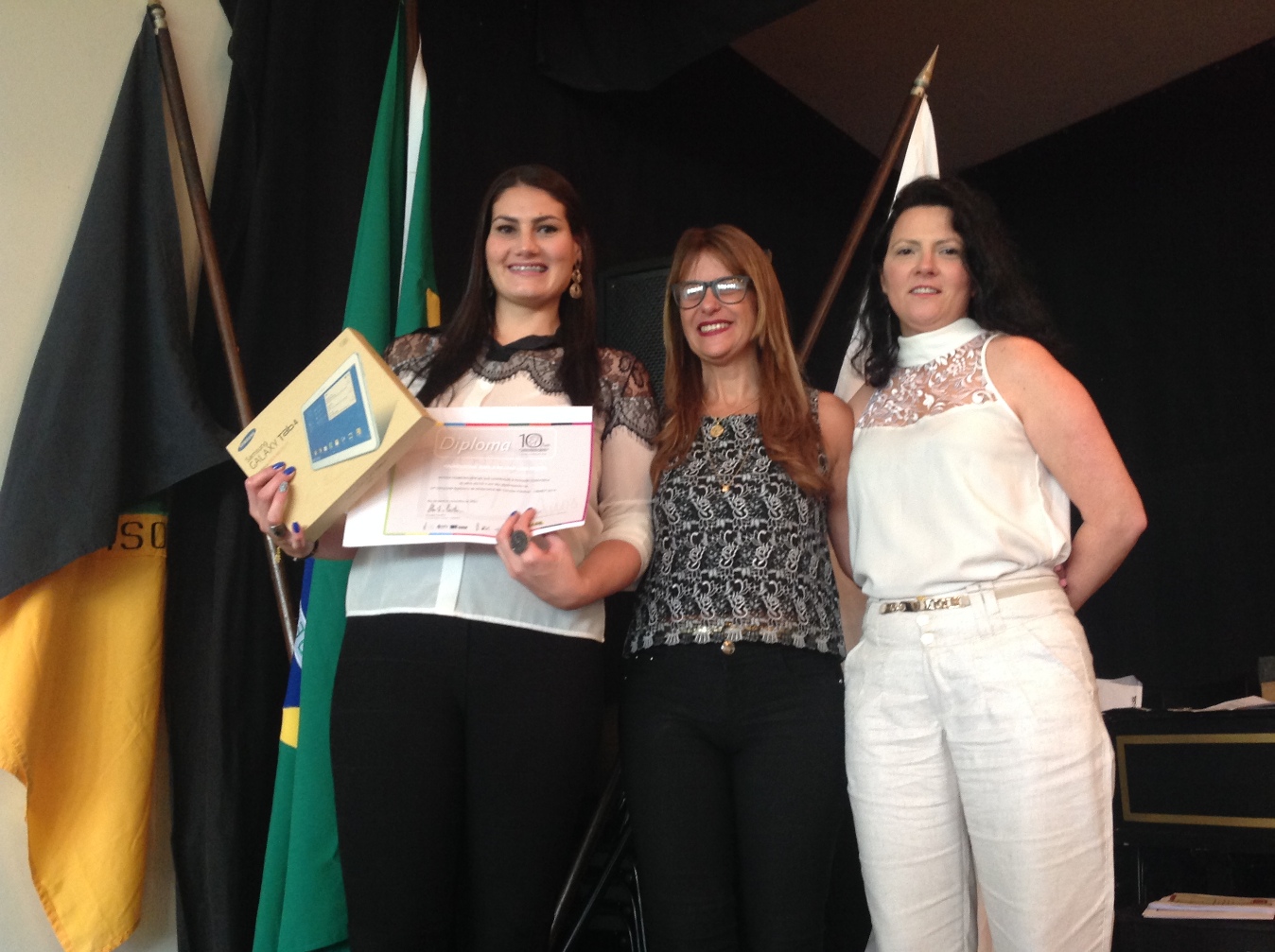 Entrega de tablet à professora premiada Karla Rejane Lima Maciel - Ouro Preto